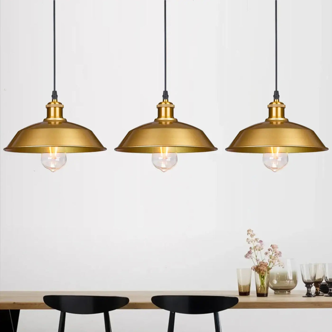 Suspension luminaire industrielle dorée avec trois suspensions en laiton et câbles noirs pour un éclairage industriel