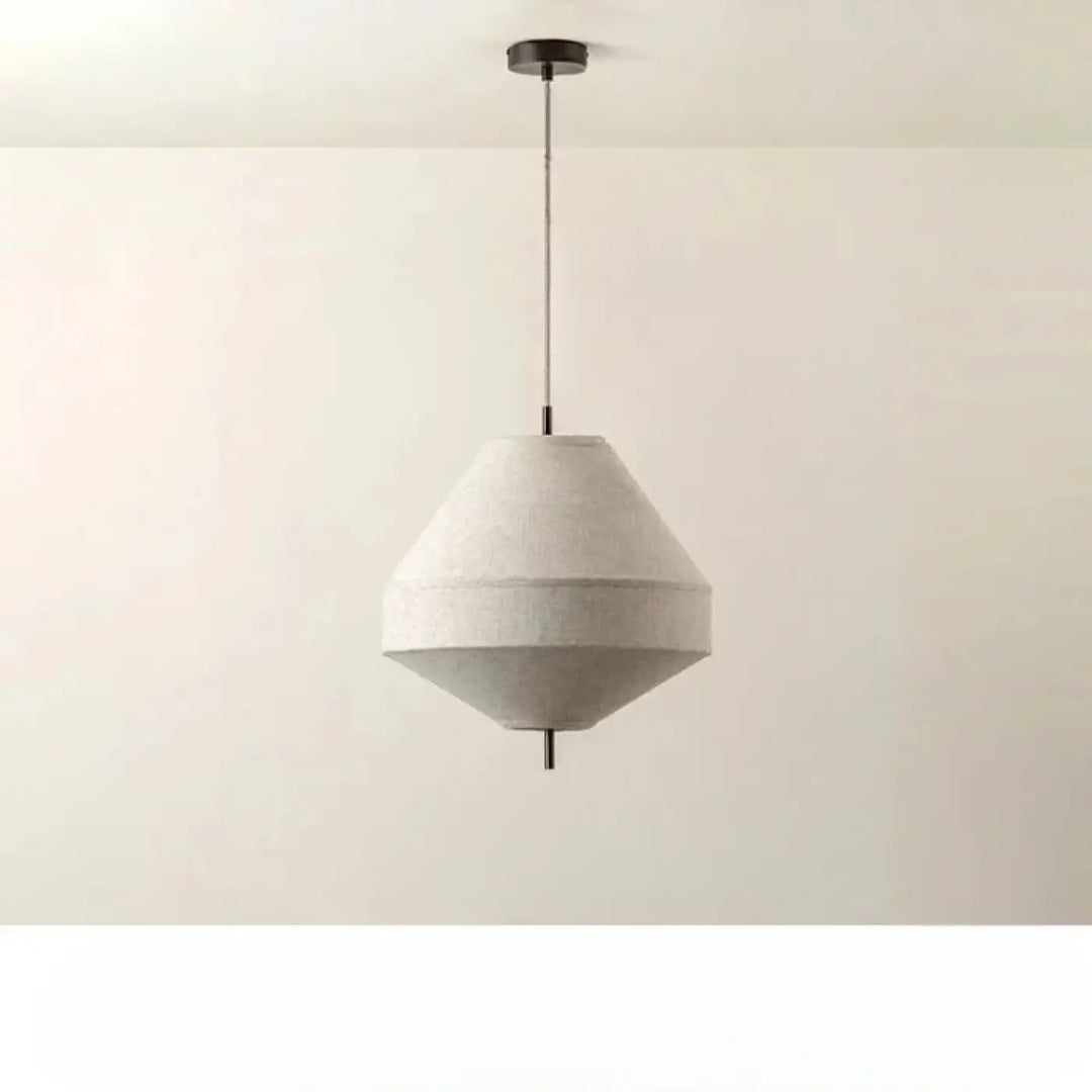 Suspension luminaire kosy avec abat-jour géométrique en lin naturel texturé blanc cassé suspendu par chaîne noire fine