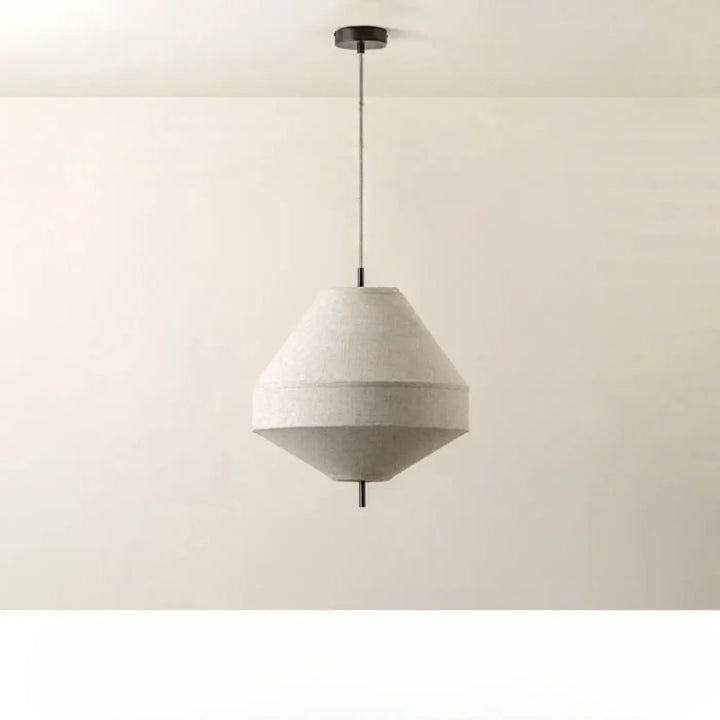Suspension luminaire kosy avec abat-jour géométrique en lin naturel texturé blanc cassé suspendu par chaîne noire fine