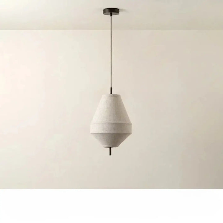Suspension luminaire kosy en lin naturel avec abat-jour texturé écru et structure métallique foncée style japandi