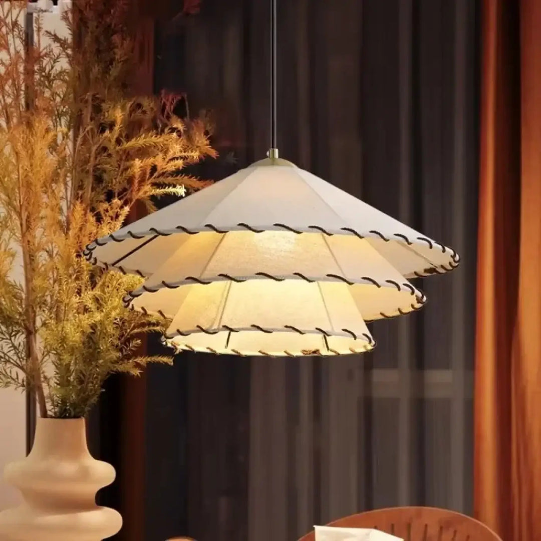Suspension luminaire irmah blanc à couches avec bords festonnés et détails de couture noirs