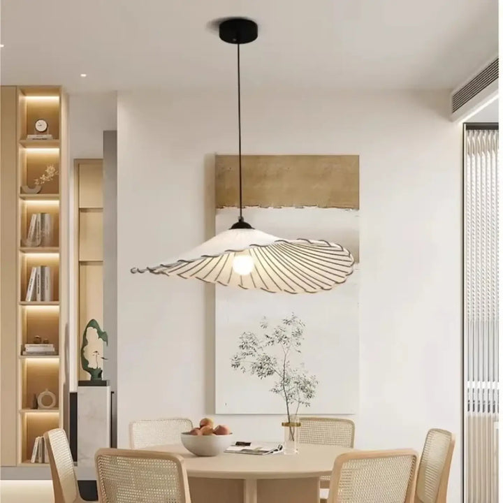 Suspension luminaire irmah avec abat-jour blanc en forme d’éventail translucide et cadre métallique noir moderne