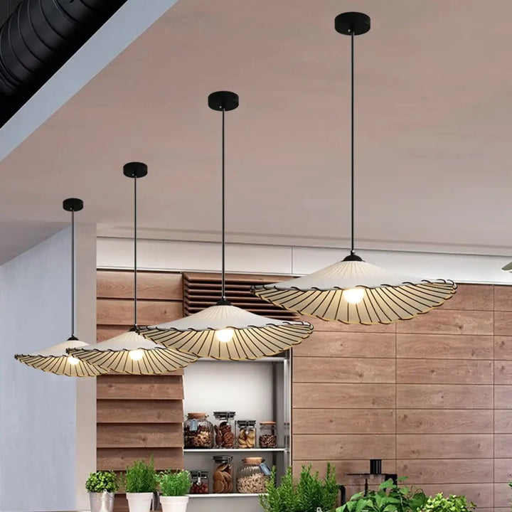 Trois suspensions luminaires irmah crème avec design éventail et armature en métal noir suspendues au plafond