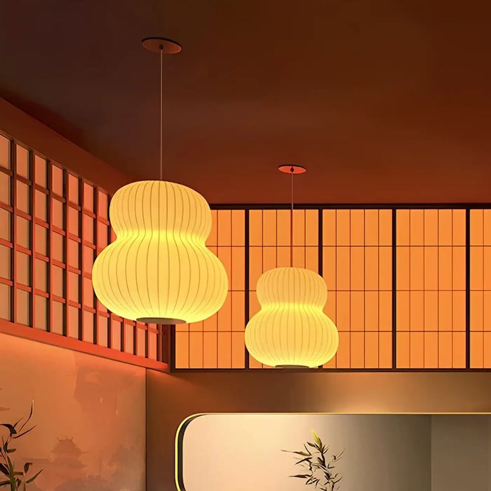 Suspension luminaire shoyo en papier gaufré jaune chaud avec forme traditionnelle de gourde suspendue au plafond