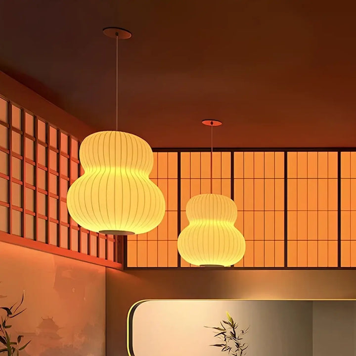 Suspension luminaire shoyo en papier gaufré jaune chaud avec forme traditionnelle de gourde suspendue au plafond