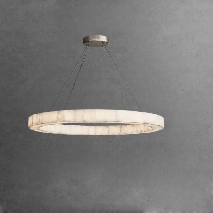 Suspension luminaire sylia avec ampoules sont-elles incluses anneau en marbre blanc suspendu par câbles fins et support métallique poli