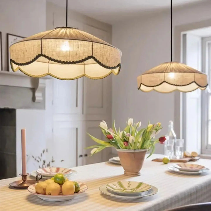 Béige suspension luminaire en lin avec bords festonnés et bordure sombre pour une décoration élégante