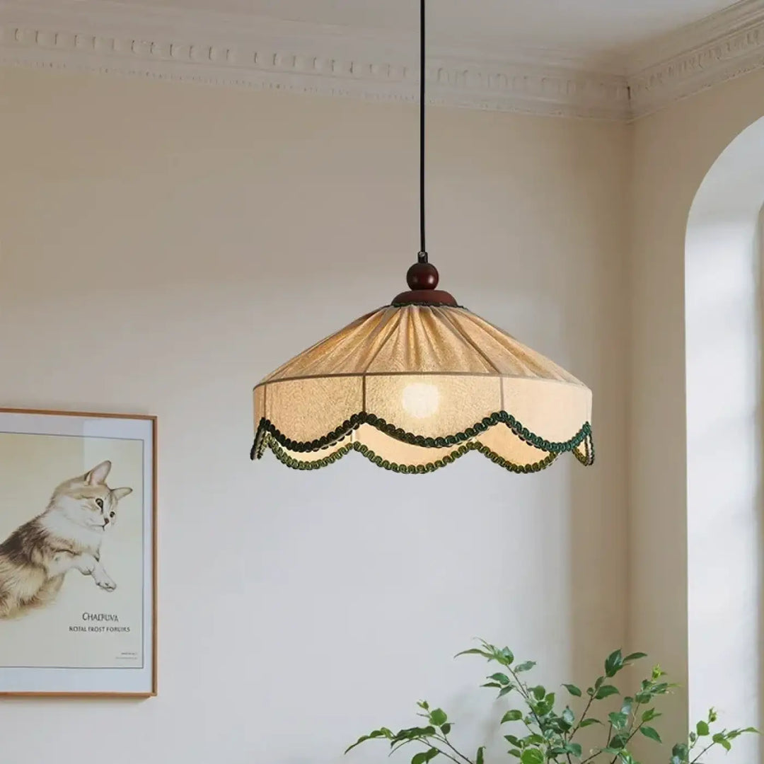 Suspension luminaire melvia avec abat-jour beige translucide vintage et bordure verte décorative en scallop