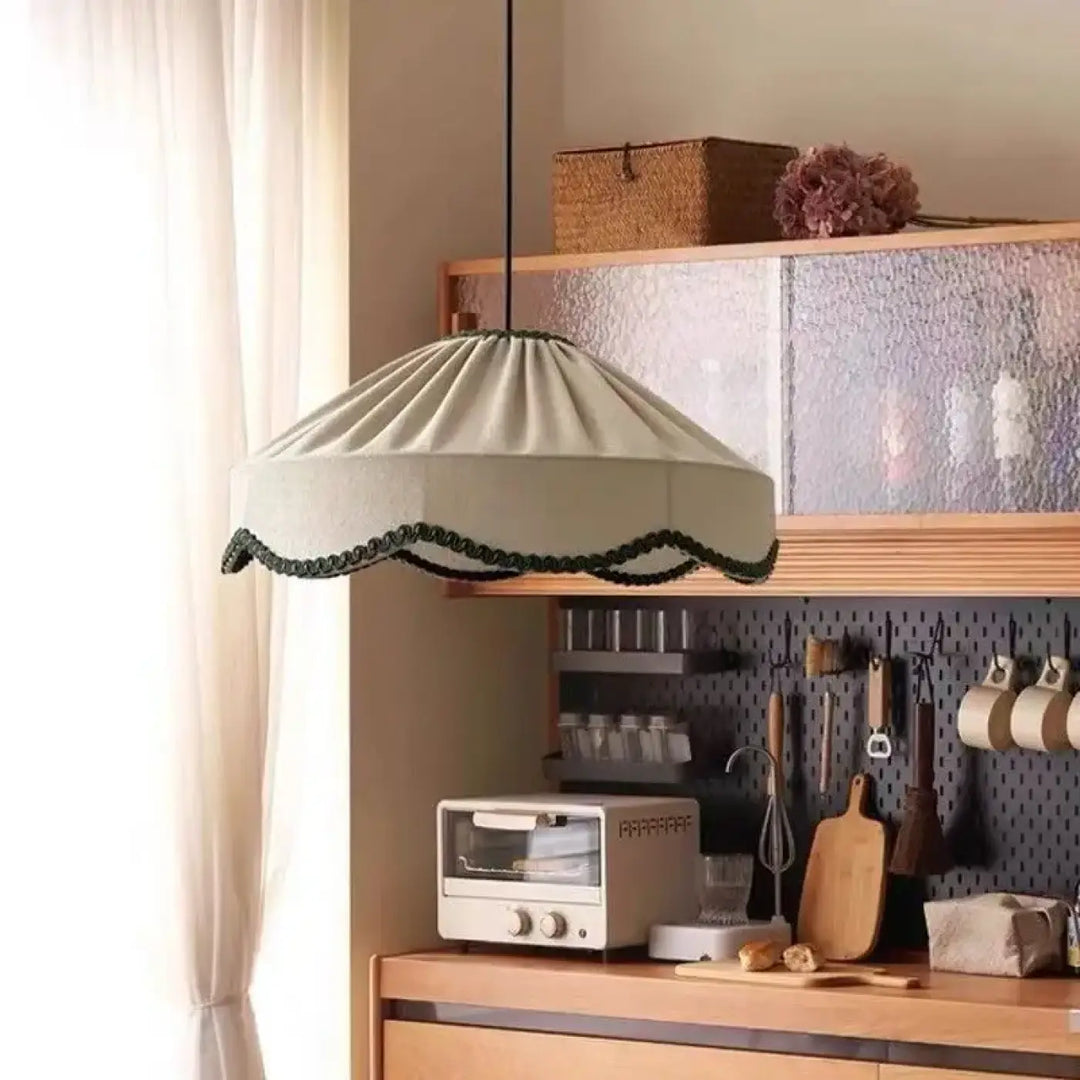 Suspension luminaire melvia en tissu beige avec bord festonné et bordure tressée vert foncé