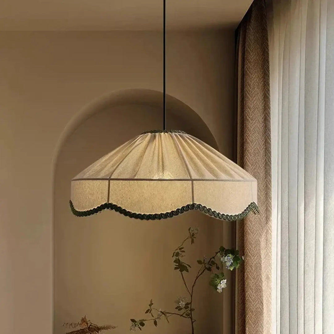Suspension luminaire melvia en tissu beige avec bordure festonnée, idéal pour un éclairage décoratif élégant