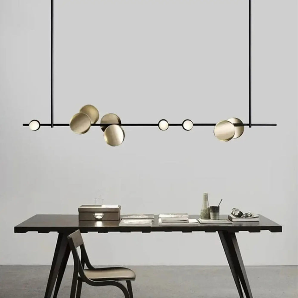Suspension luminaire koumi avec cadre noir minimaliste et disques en laiton circulaires de tailles variées