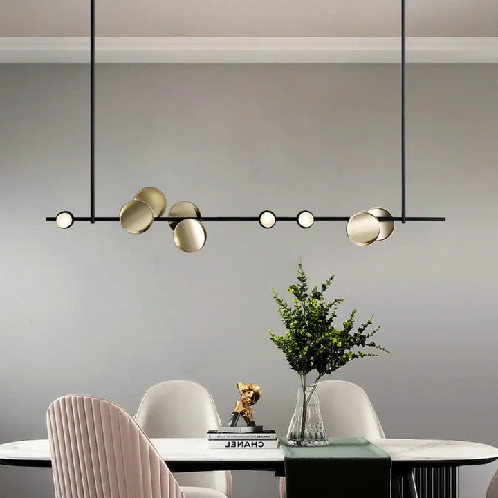 Suspension luminaire koumi avec cadre noir minimaliste et disques dorés suspendus par câbles fins
