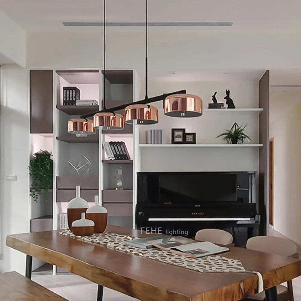 Suspension luminaire linéaire moderne à quatre abat-jours cuivrés

