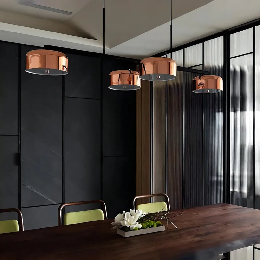 Suspension luminaire linéaire moderne à quatre abat-jours cuivrés

