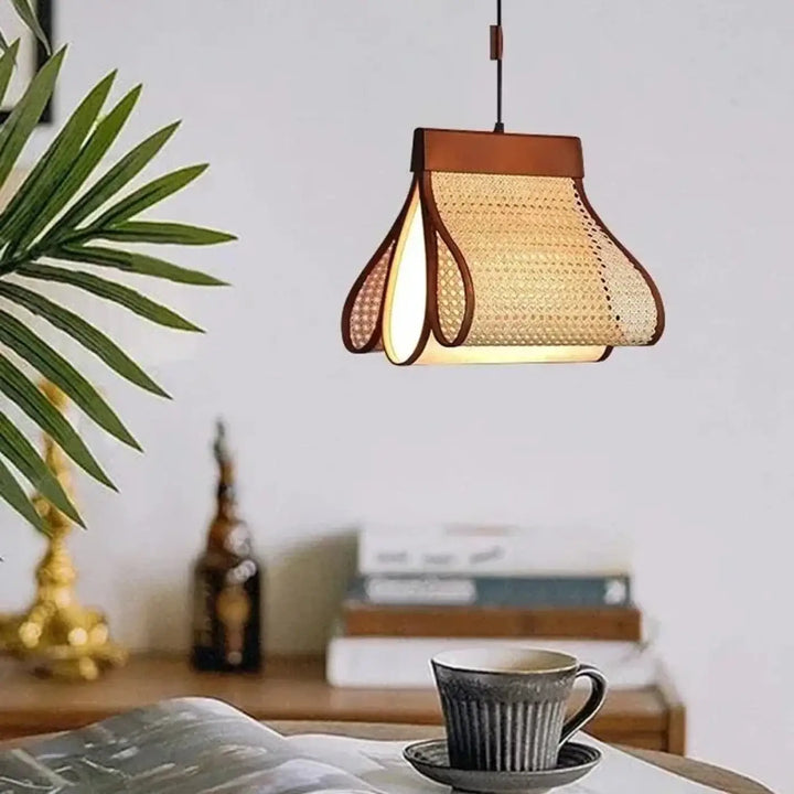 Suspension luminaire linéaire en rotin tressé au design naturel