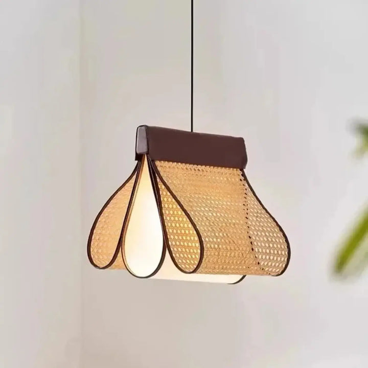 Suspension luminaire linéaire en rotin tressé au design naturel