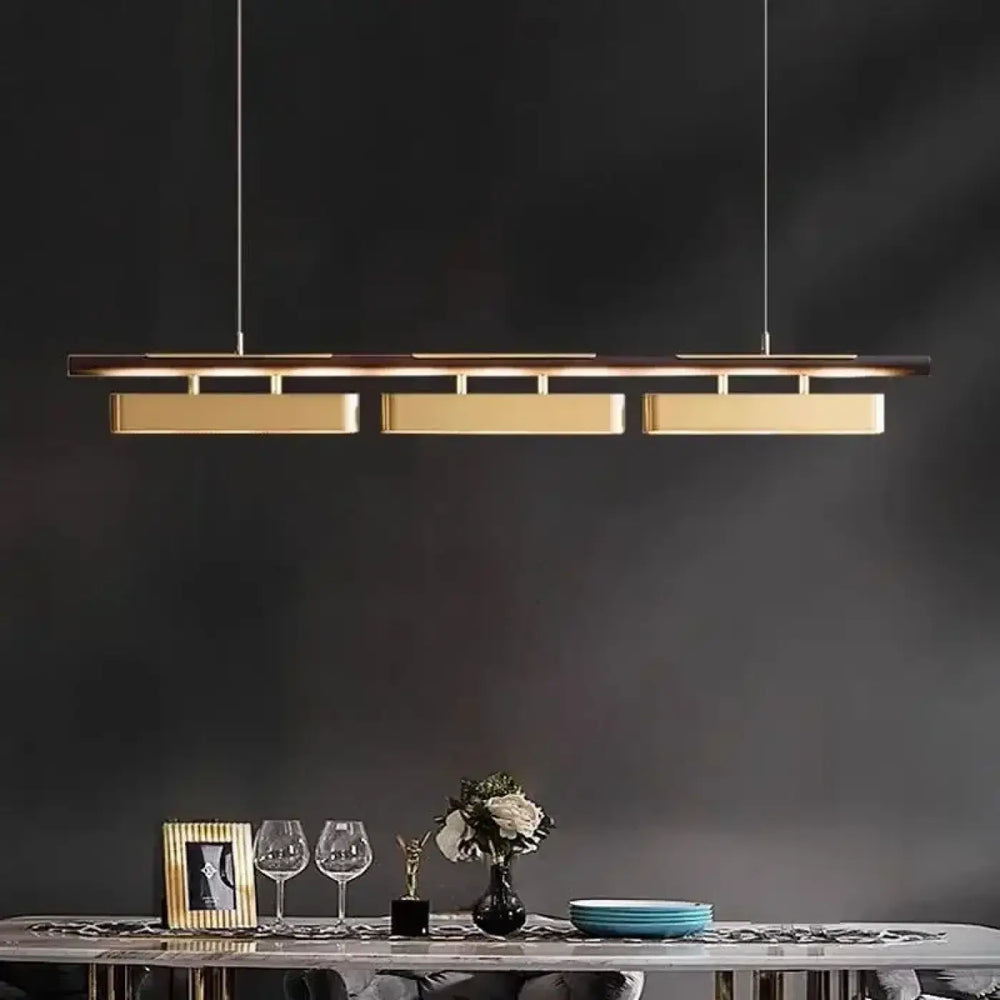 Suspension linéaire declina avec trois plaques dorées rectangulaires au design minimaliste et contemporain