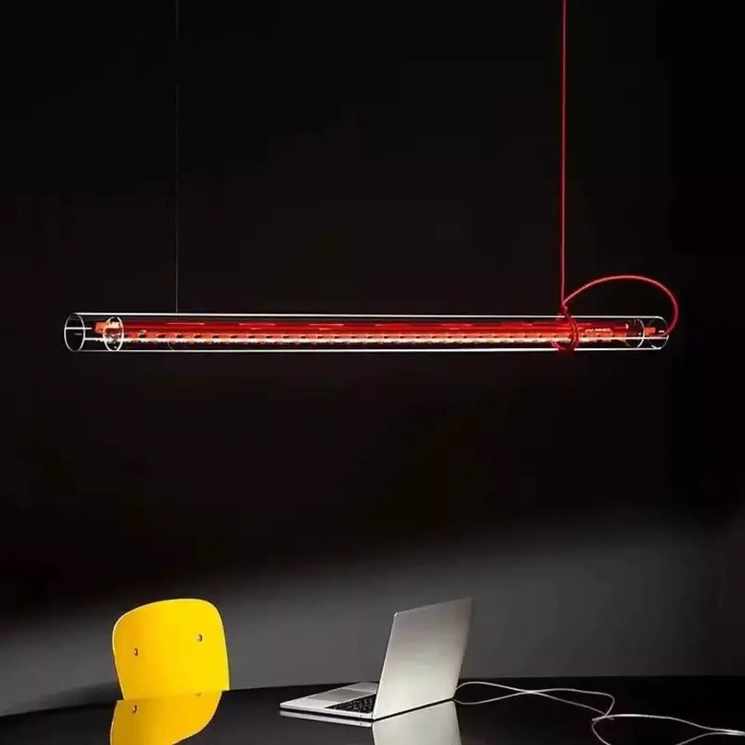 Suspension luminaire nushia en verre soufflé transparent avec intérieur rouge lumineux et cadre métallique câblé tressé