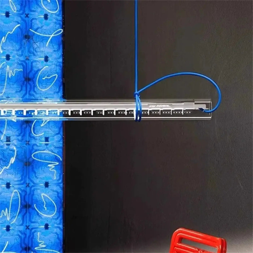 Suspension luminaire nushia avec panneau patch réseau argenté et câble tressé bleu autour intégrant verre soufflé