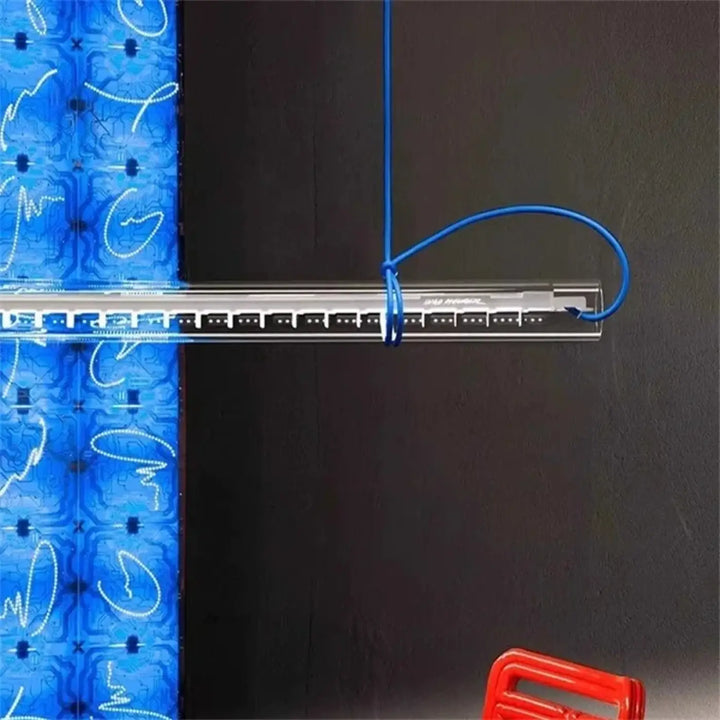 Suspension luminaire nushia avec panneau patch réseau argenté et câble tressé bleu autour intégrant verre soufflé