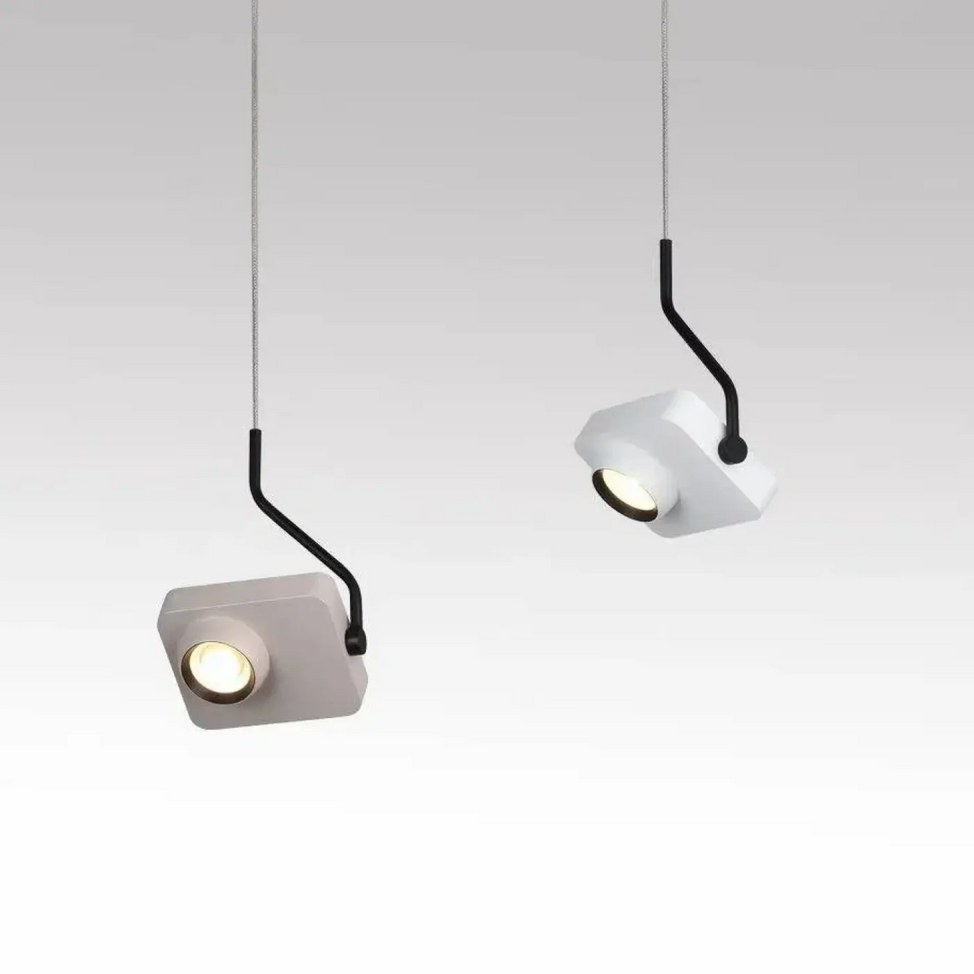 Suspension luminaire quadra avec structure minimaliste blanche, bras noirs courbés et lumière ciblée circulaire