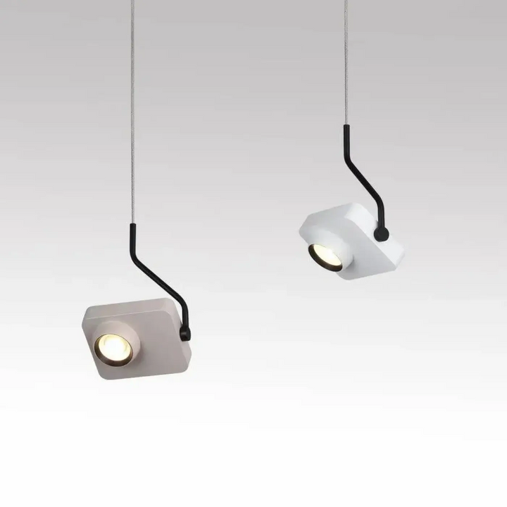 Suspension luminaire quadra avec structure minimaliste blanche, bras noirs courbés et lumière ciblée circulaire