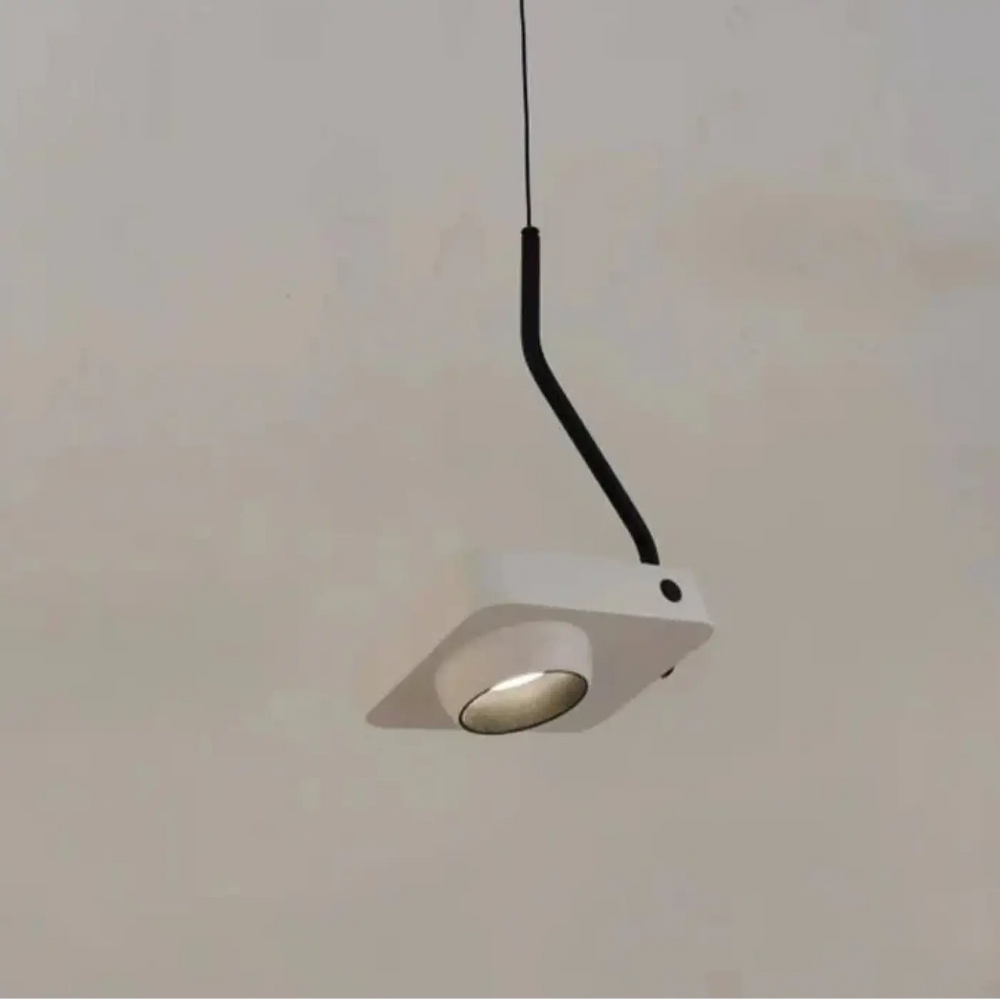Suspension luminaire quadra minimaliste blanc avec cordon noir incurvé et lumière ciblée par ampoule circulaire visible