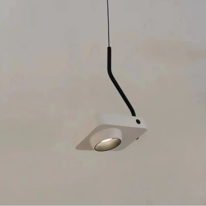Suspension luminaire quadra minimaliste blanc avec cordon noir incurvé et lumière ciblée par ampoule circulaire visible