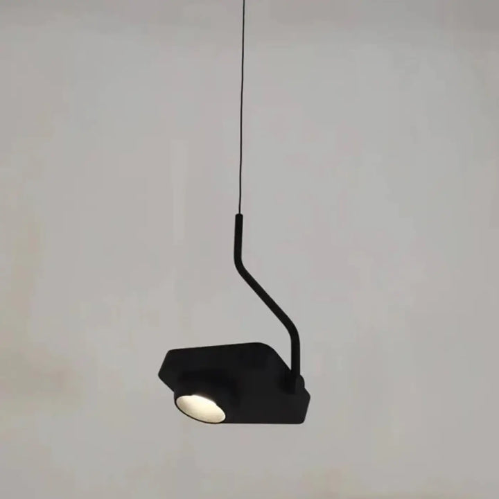 Suspension luminaire quadra noir minimaliste avec bras courbé et design angulaire pour une lumière ciblée optimale