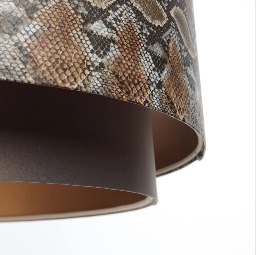 Suspension luminaire doblo marron avec abat-jour cylindrique texturé effet peau de serpent marron et gris
