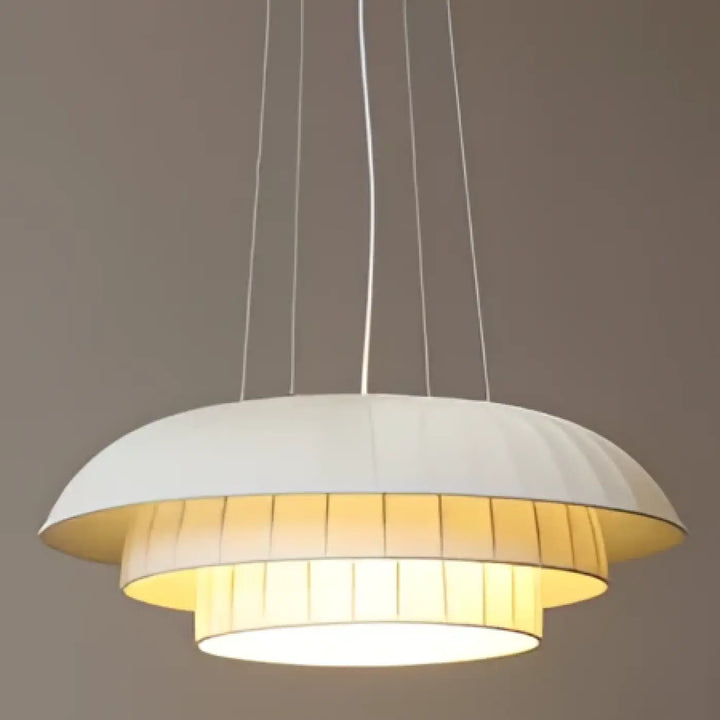 Suspension luminaire blanche à plusieurs niveaux avec intérieur chaud et design côtelé pour décoration intérieure moderne