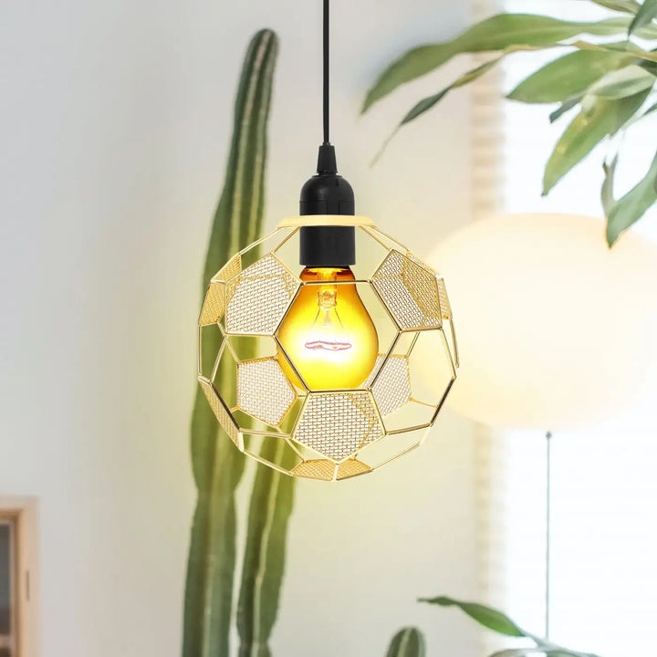 Suspension luminaire arkania en métal doré avec cage hexagonale ajourée et ampoule à filament apparente
