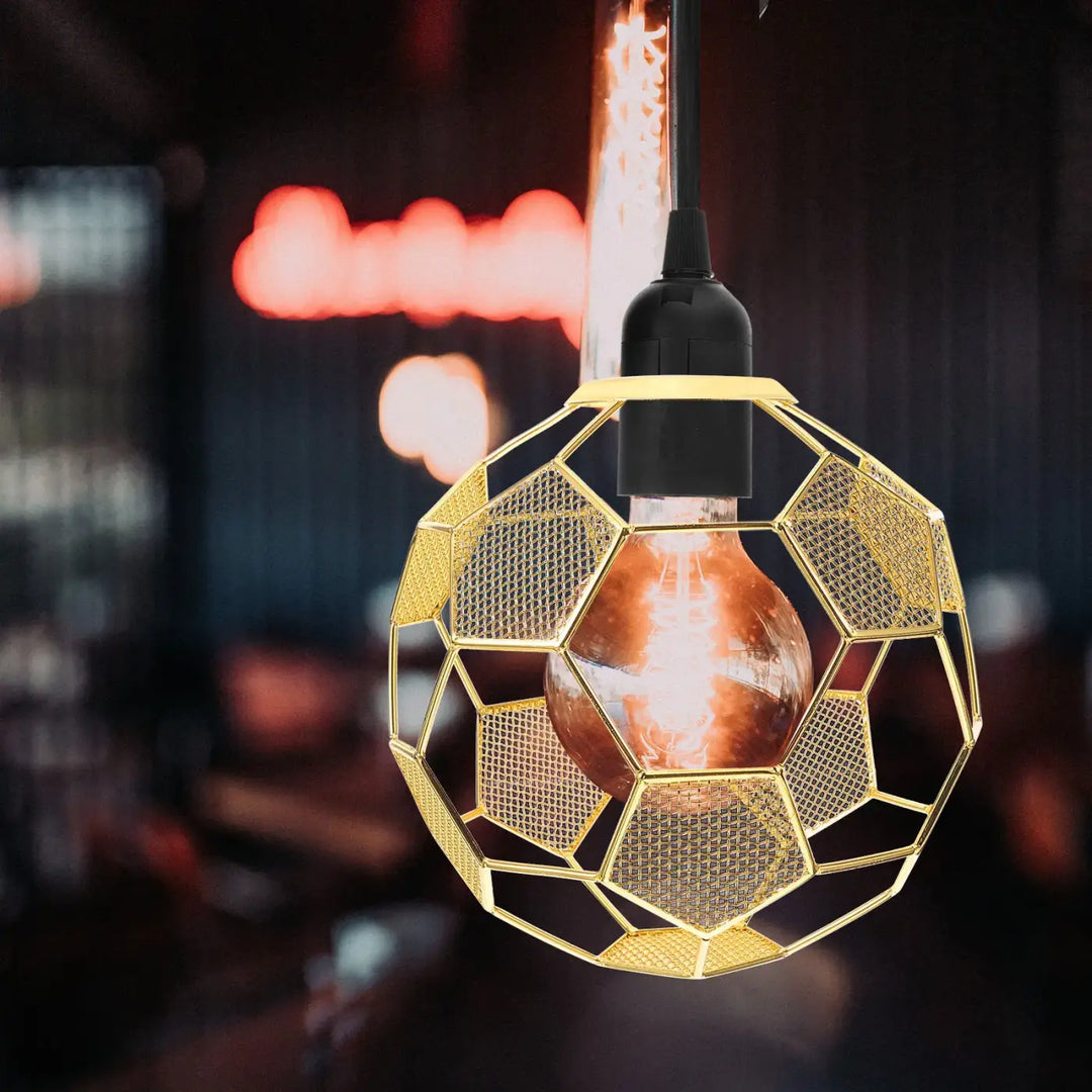 Suspension luminaire arkania en métal doré avec design géométrique et cage en maille entourant une ampoule filament exposed