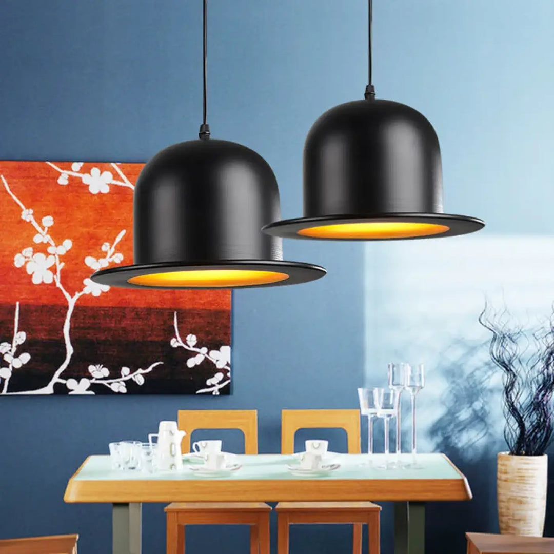 Suspension luminaire métal noir avec réflecteur doré chaleureux