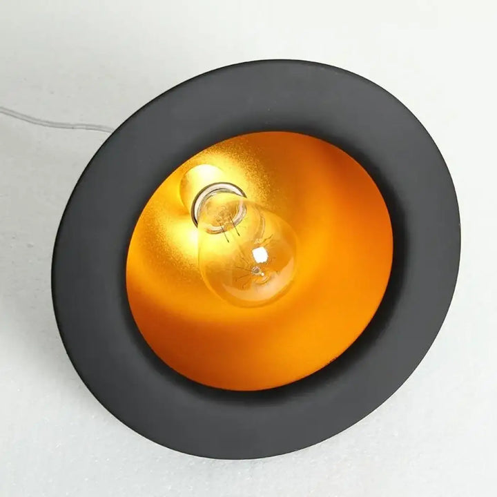 Suspension luminaire métal noir avec réflecteur doré chaleureux