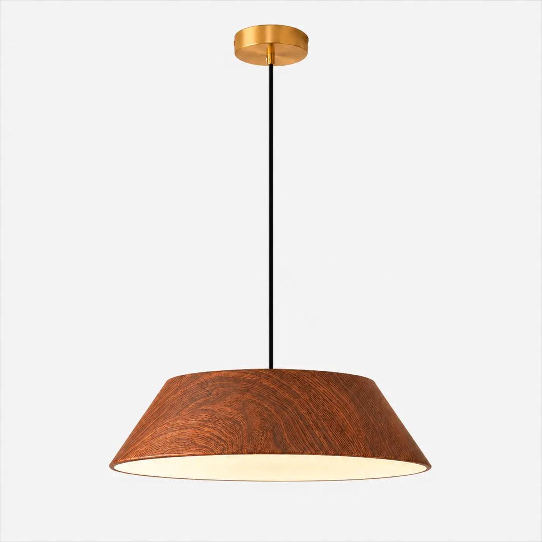 Suspension luminaire tilia en bois chaud avec abat-jour conique et montage en laiton apporte immédiatement une ambiance chaleureuse en salle à manger