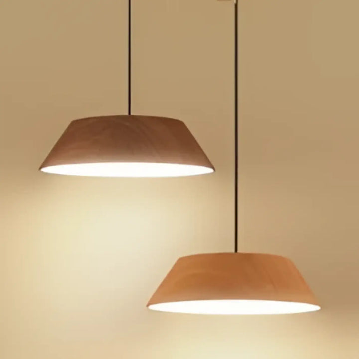 Suspension luminaire tilia avec deux abat-jours coniques minimalistes ton chaud apporte immédiatement ambiance en salle à manger