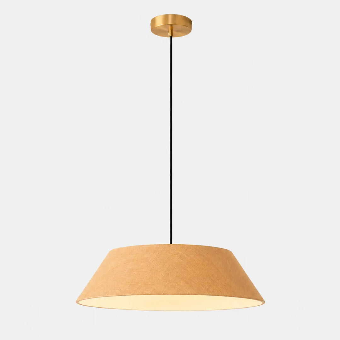 Suspension luminaire tilia avec abat-jour beige en tissu et fixation plafond en laiton pour décoration intérieure salle à manger