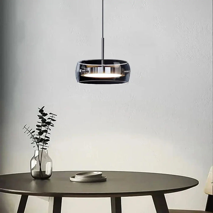 Suspension luminaire simpa en verre noir moderne avec design circulaire élégant et éclat intérieur chaleureux