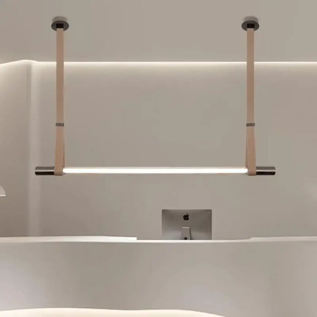 Suspension luminaire lea minimaliste led avec finitions métalliques et sangles en cuir beige pour salle de bain moderne