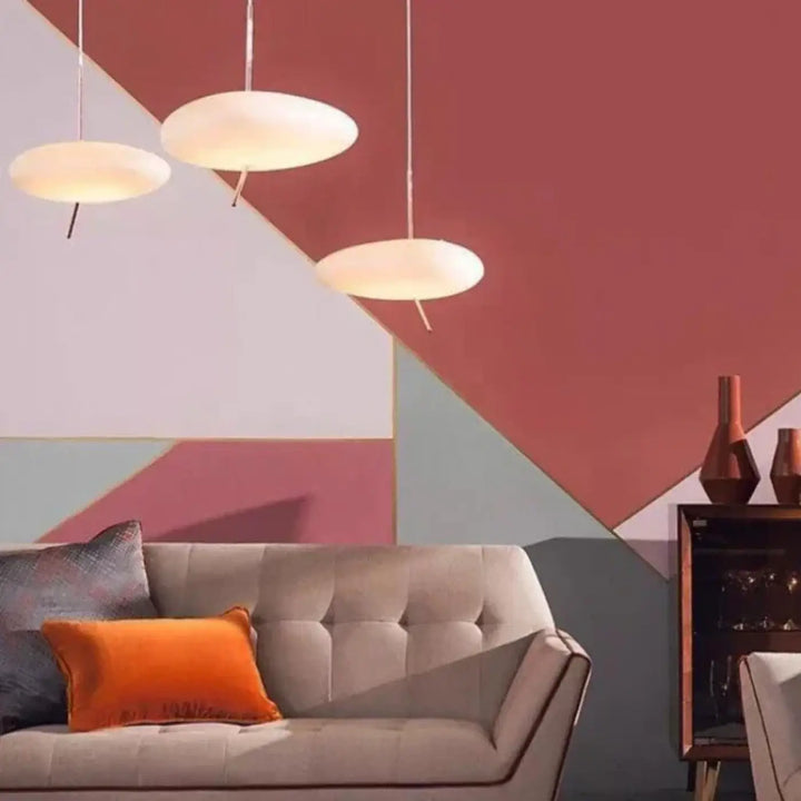 Suspension luminaire minimaliste blanca avec trois suspensions blanches au design sculptural, idée cadeau élégante