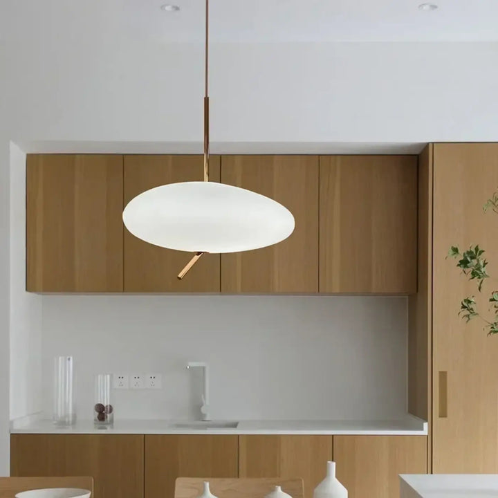Suspension luminaire blanca avec abat-jour ovale en verre blanc et tige en laiton finition minimaliste design sculptural idée cadeau