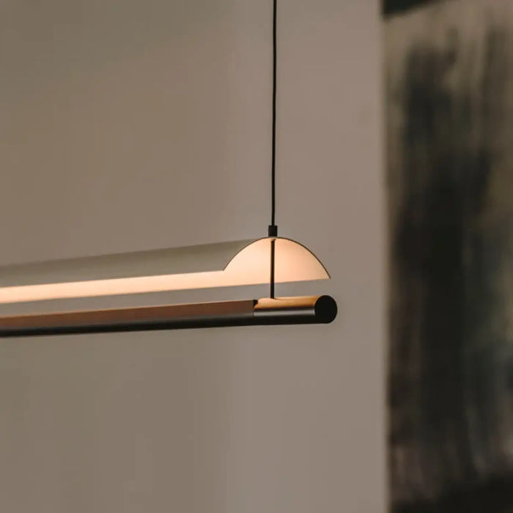 Suspension luminaire minimaliste avec diffuseur translucide incurvé et cadre en métal noir mat pour salle à manger