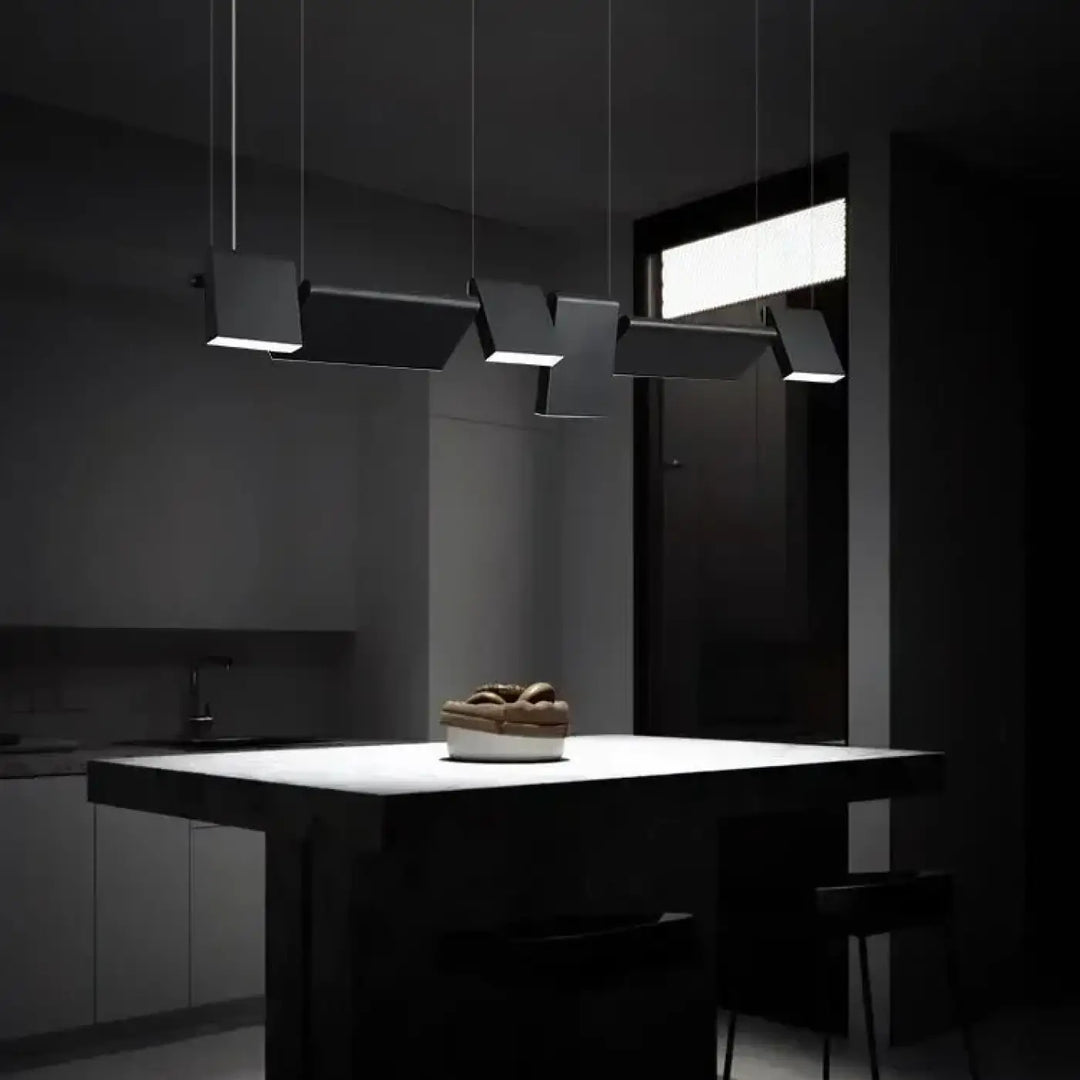 Suspension luminaire recta noir minimaliste avec diffuseurs modulables suspendue au-dessus dîle de cuisine minimaliste