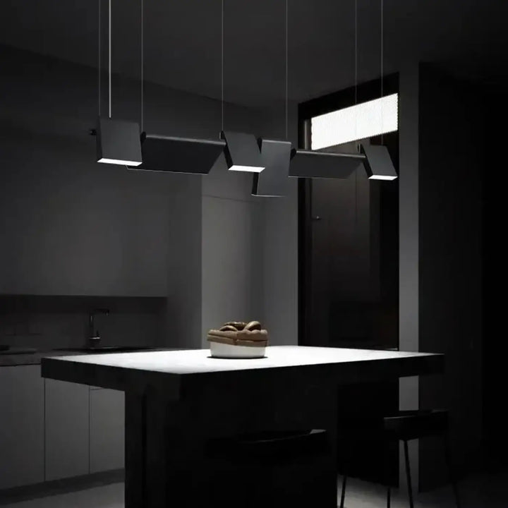 Suspension luminaire recta noir minimaliste avec diffuseurs modulables suspendue au-dessus dîle de cuisine minimaliste