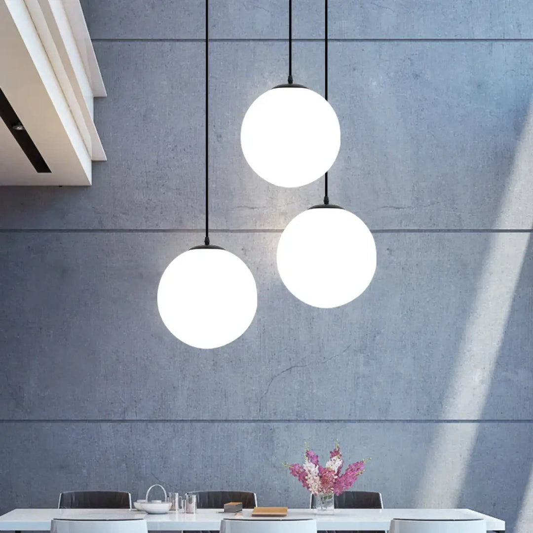 Suspension luminaire minimaliste avec une grosse boule blanche

