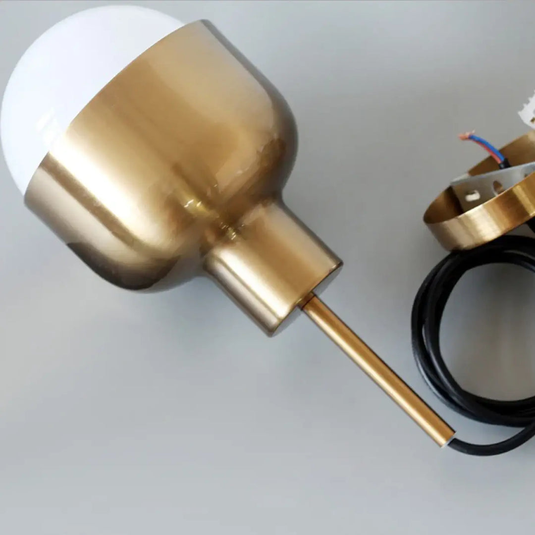 Suspension luminaire nova en laiton finition sphérique avec ampoule blanche et câblage apparent pour un style minimaliste plus agréable