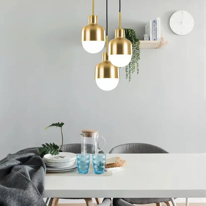 Suspension luminaire nova dorée avec abat-jour en verre dépoli au design minimaliste pour salle à manger plus agréable