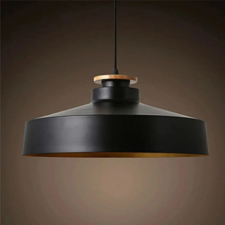 Suspension luminaire phos en metal noir avec interieur dore et accent bois clair minimaliste