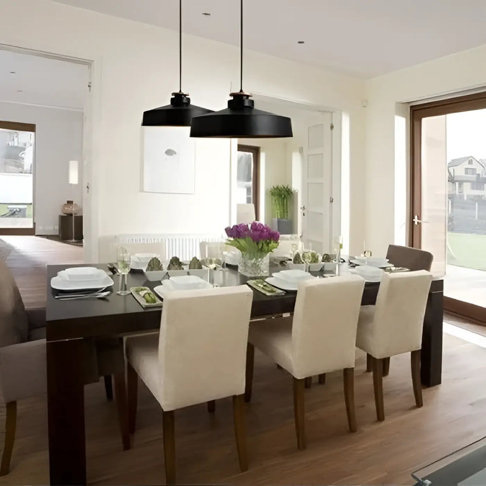 Suspension luminaire minimaliste phos en métal noir suspendue au-dessus d une table en bois clair moderne